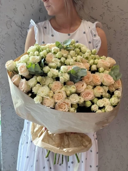 Обои с цветами, девушка держит букет белых и бежевых роз, романтическое настроение.