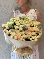 Розы в букете для женщины в белом платье, яркий флористический подарок.