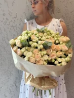 Букет из белых и нежных роз, ожидание подарка, цветочная композиция.