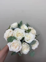 белые розы и зеленые листья букет, свадебный или праздничный цветочный композицией.