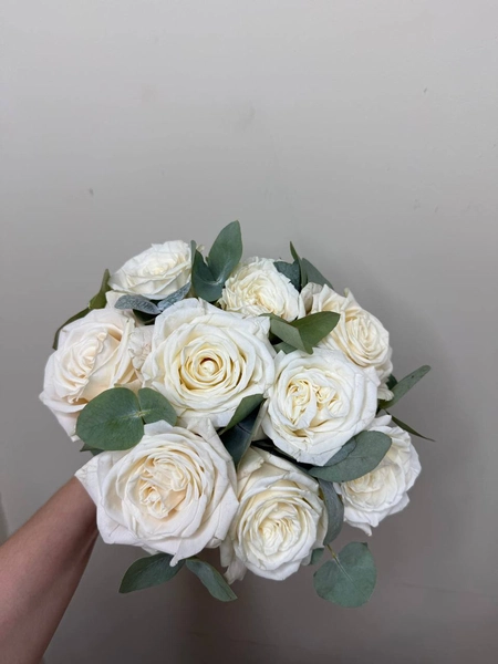 162_1 белые розы и зеленые листья букет, свадебный или праздничный цветочный композицией.