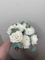 Белый букет из роз и эвкалипта, свадебное оформление, романтическое цветочное украшение.