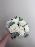 Белая роза букет с зеленью, свадебное или праздничное растение.