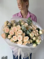 Букет из роз и зелени, праздничный букет цветов, женский цветочный подарок.