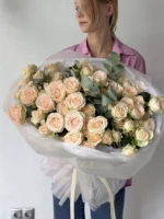 Роскошный букет белых и розовых роз изысканный подарок на любой праздник.