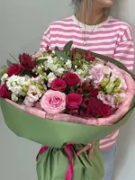 Романтический букет из роз и пионов с зеленью, свежие цветы, кондитерская студия ВМЕСТО СЛОВ, доставка цветов.