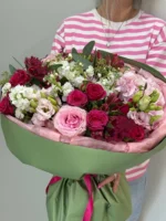 Розовый и бордовый букет roses в зеленой упаковке, подарок или декор.