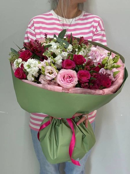 164_4 Растения и цветы в большом букете с розами и геранью.