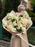 Объемный букет из роз и гортензий с зеленью, идеально для подарка или особого события.