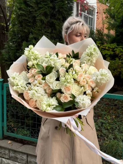 Объемный букет из роз и гортензий с зеленью, идеально для подарка или особого события.