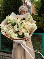 Растровый букет из белых и розовых цветов для особого события.