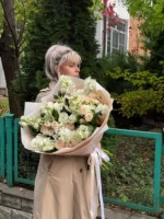 букет цветов, нежные розовые и белые цветы, женщина с букетом в парке, цветочный подарок, свежие цветы на улице, красивый флористический дизайн.