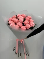 Розовые розы в подарочной упаковке, букет цветов для особого случая.