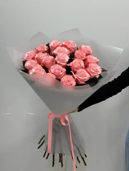 Розовые розы в подарочной упаковке, букет цветов для особого случая.