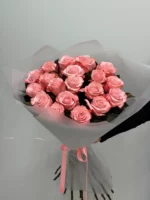 Розовые розы в букете, праздничный подарок, доставка цветов Москва, цветочная композиция для особого случая, букет роз.