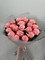 розовые розы в подарочной букетной упаковке для девушки.