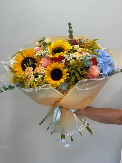 Яркий букет с подсолнухами и розами, оформление цветами на заказ, Офисные и свадебные композиции.