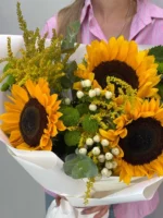 Подушка с подсолнухами и декоративными ягодами, букет из солнечных цветов.