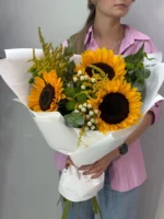 Яркий букет с подсолнухами, свежие цветы в стильной упаковке, подарок на любой праздник.
