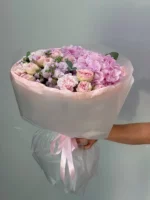 Нежный букет розовых и сиреневых цветов в кристальной упаковке, символ красоты и нежности.