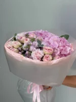 розовая композиция из пионов и гортензий в букете на заказ.