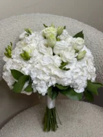 Белый свадебный букет из гортензии и роз с зеленью, идеальный для торжественных мероприятий.