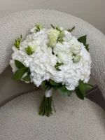 Элегантная свадебная букет из белых гортензий и роз, украшение для торжества.