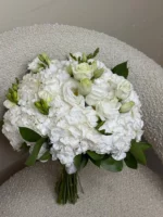 Элегантный букет из белых цветов, свадебное оформление, флористика, свадебный декор.