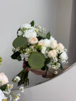 Букет с лотосами и ромашками на зеркале, свадебный интерьер, цветочная композиция для особых случаев.