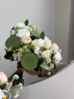 Элегантный букет из белых роз, ромашек и лотоса с зеленью, цветочная композиция для особых случаев.