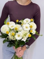 Нежный букет белых цветов с яркими жёлтыми акцентами, женственный и элегантный, подарок или украшение интерьера.