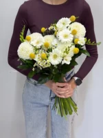 Bouquet из белых и желтых цветов для особого мероприятия.