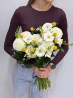 Белый букет цветов с ромашками и хризантемами, подарочный композиция, чистая и свежая флористика, эксклюзивное оформление в стиле Вместо Слов.