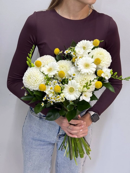 173_3 Белый букет цветов с ромашками и хризантемами, подарочный композиция, чистая и свежая флористика, эксклюзивное оформление в стиле Вместо Слов.