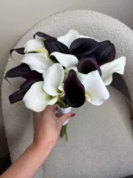 Букет из калл белых и черных цветов, красиво оформленный для особого события.