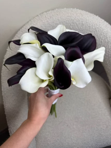 Букет из калл белых и черных цветов, красиво оформленный для особого события.