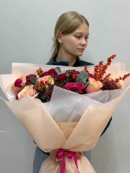 1. filename: bouquet-krasivykh-tsvetov-v-ukrashenii-dlya-podarki.jpg.
