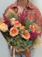 Розы и хризантемы в цветочной композиции, букет с зеленью.