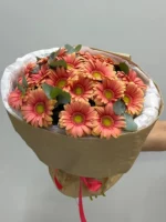 Растение букеты из гербер и эвкалипта, свежие цветы для подарка.