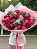 Розовая и красная букет из роз с зеленью, оформление для подарка.