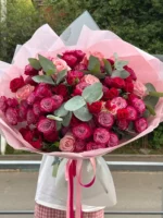Букет из роз с зеленью, романтический подарок, цветы в мягкой упаковке.