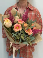 Растительный букет из роз, хризантем и астильбы, изображение для букета в подарок.