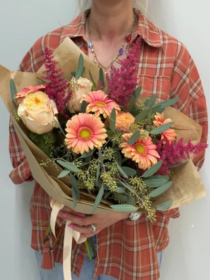 Растительный букет из роз, хризантем и астильбы, изображение для букета в подарок.