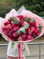 Букет нежных роз и зелени в красивой упаковке, цветочные композиции для особых случаев.