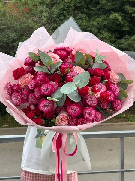 5292054537022077255 - Татьяна Косова Букет нежных роз и зелени в красивой упаковке, цветочные композиции для особых случаев.