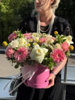 Розовые и белые цветы в стильной шляпной коробке, доставка цветов в Москве, оригинальные букеты для любого повода.