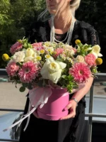 Свежий букет цветов в розовой коробке, подарок женщине на праздник.