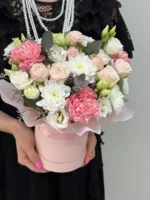 Романтический букет цветов из пионов, роз и хризантем в стильной коробке, подарок для любого повода.