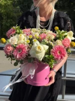 Красивая цветочная композиция в розовой коробке с розами и гвоздиками.