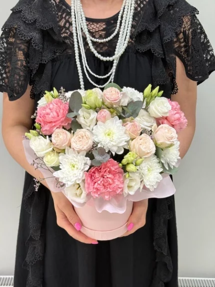 Букет из роз и гвоздик в керамической вазе, романтическое цветочное украшение, красиво упакованный букет для особых событий.